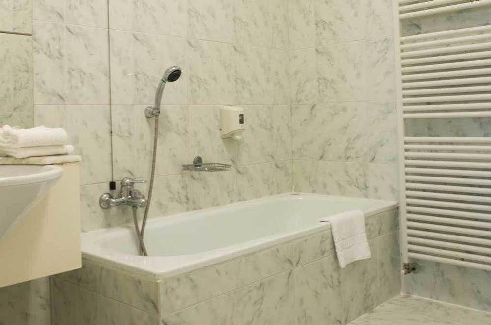 Locanda San Fiorenzo Fiorenzuola dʼArda Exteriör bild